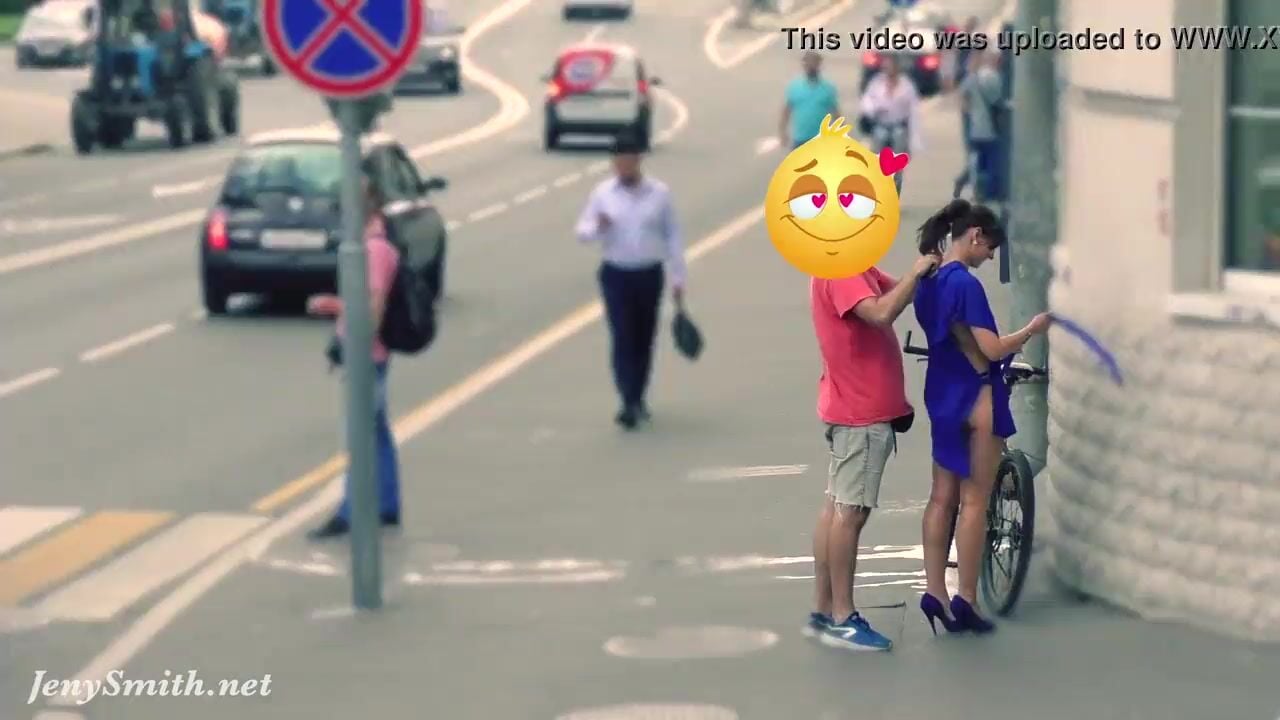 Lột đồ Jeny ngoài người đông người